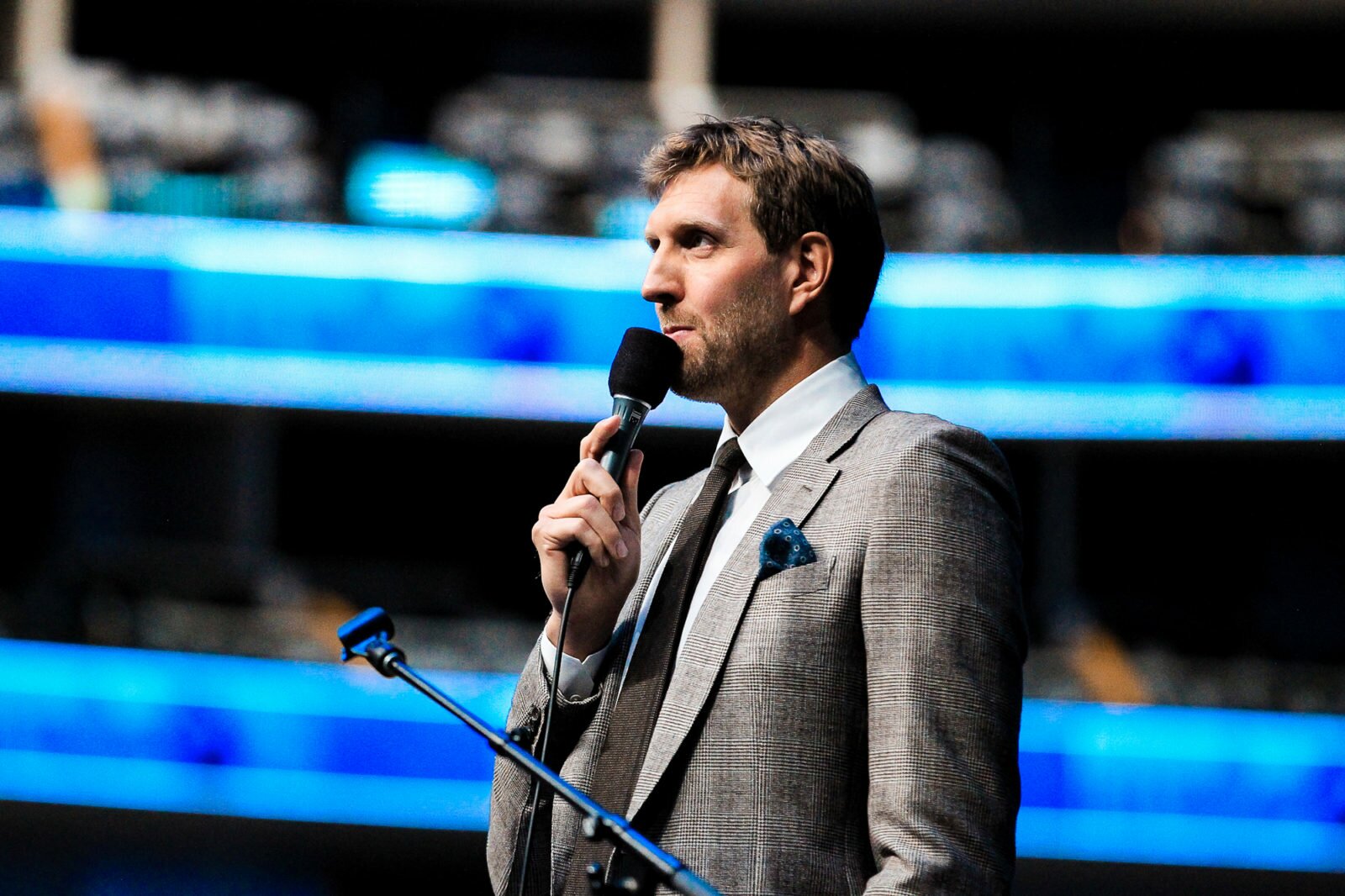 DIRK HELPS DALLAS ‘FEED THE FIGHT’